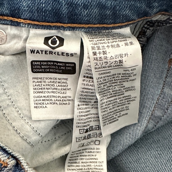 Levi's Women's Cropped Blue Jeans - Picture 4 of 4